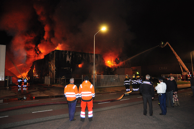 Zeer grote brand aan de Spuiweg Waalwijk