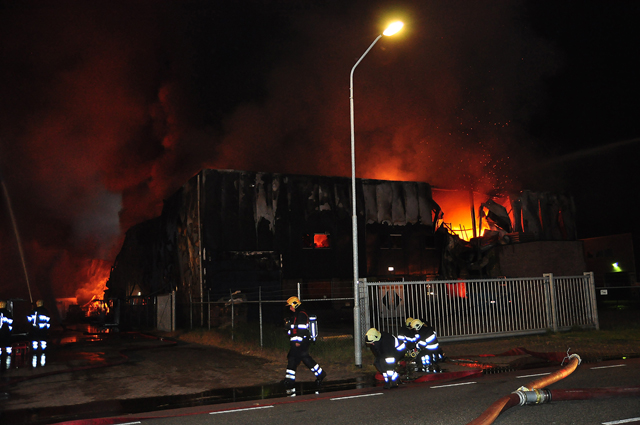 Zeer grote brand aan de Spuiweg Waalwijk