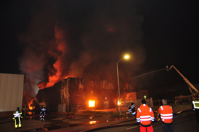 Zeer grote brand aan de Spuiweg Waalwijk