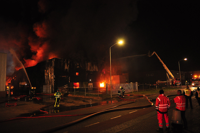 Zeer grote brand aan de Spuiweg Waalwijk