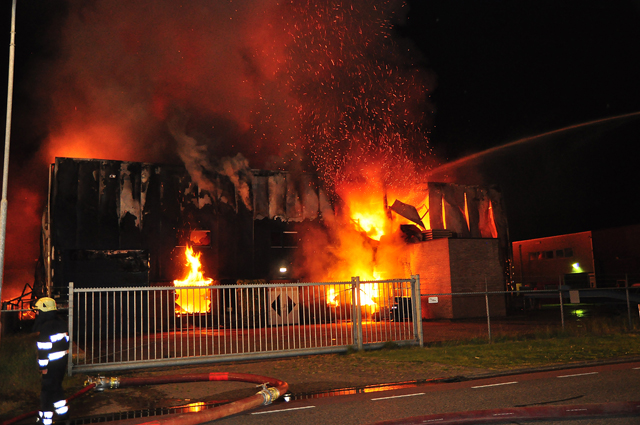 Zeer grote brand aan de Spuiweg Waalwijk