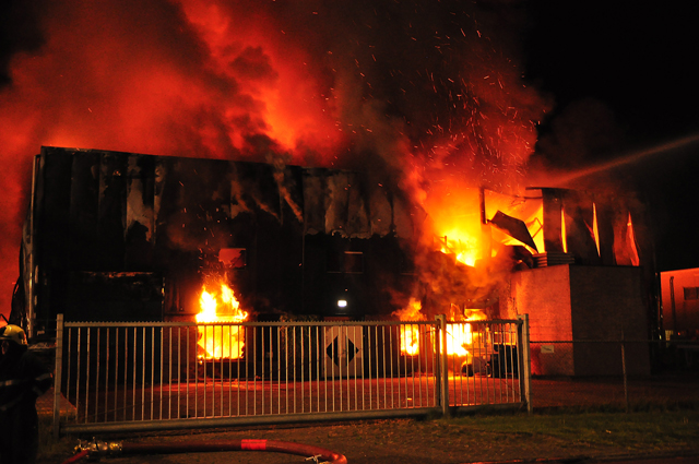 Zeer grote brand aan de Spuiweg Waalwijk