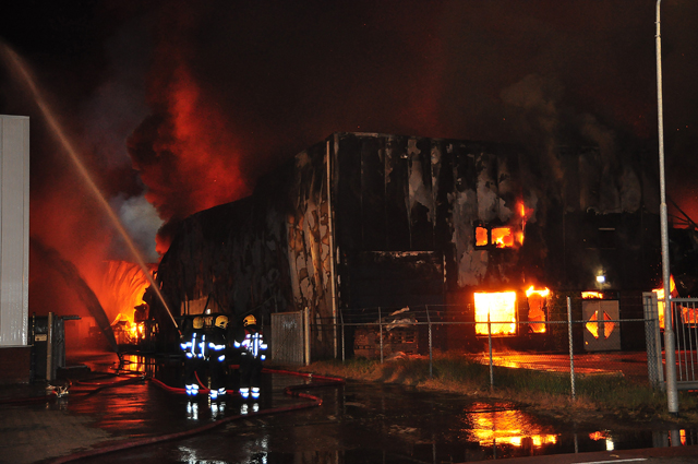 Zeer grote brand aan de Spuiweg Waalwijk