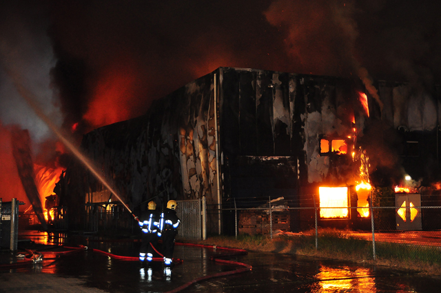 Zeer grote brand aan de Spuiweg Waalwijk