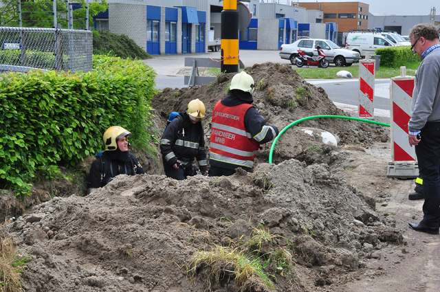 Weg tijdelijk afgesloten door gaslek aan de Kleiweg Waalwijk