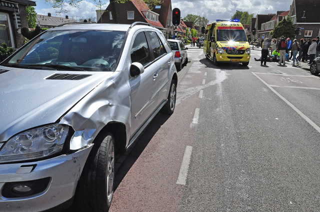 Foto-Update: Jongen zwaargewond na aanrijding met auto aan de Putstraat Waalwijk