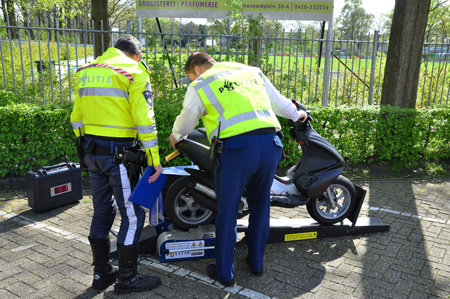 Brom- en snorfiets controle aan de Akkerlaan Waalwijk
