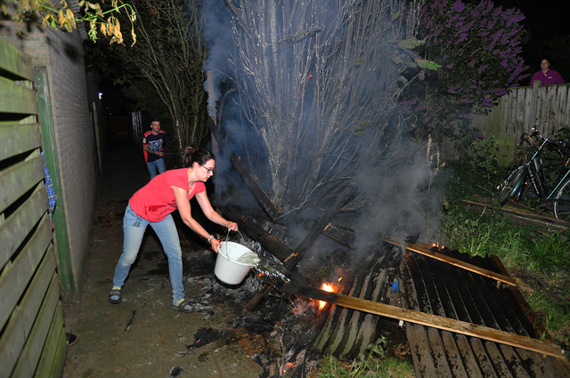 Coniferen in brand aan de Mede Waalwijk
