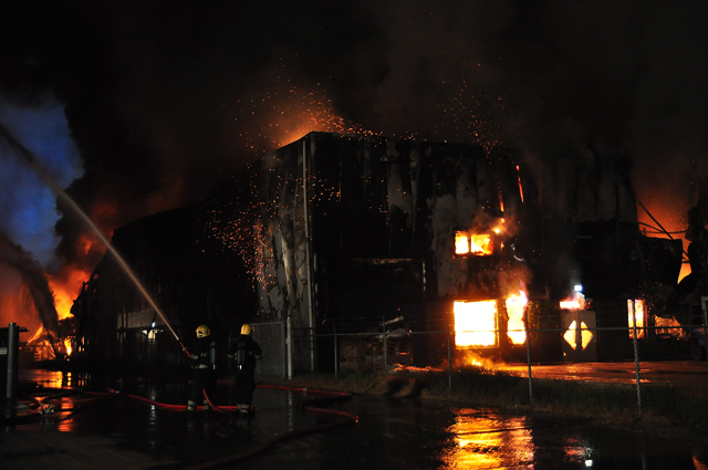 Zeer grote brand aan de Spuiweg Waalwijk
