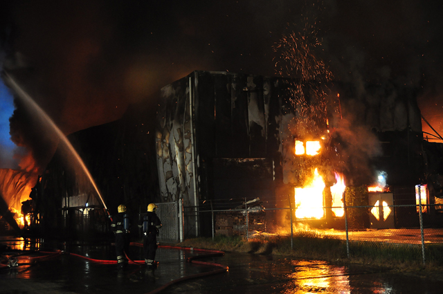 Zeer grote brand aan de Spuiweg Waalwijk