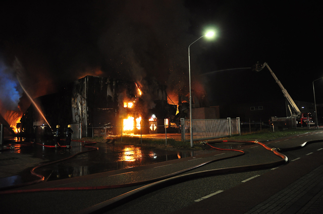 Zeer grote brand aan de Spuiweg Waalwijk