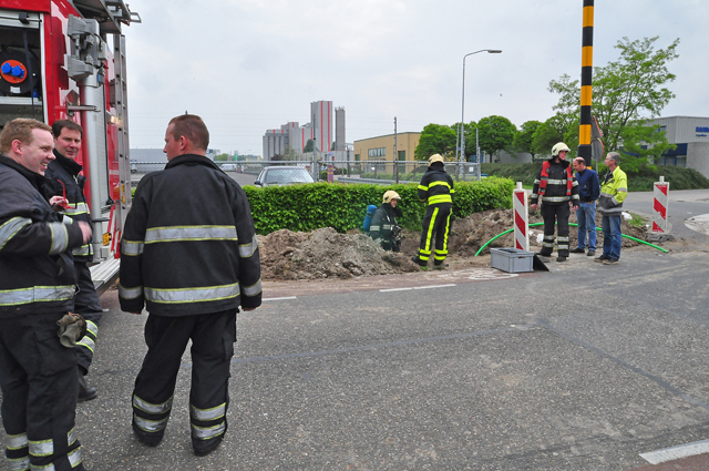 Weg tijdelijk afgesloten door gaslek aan de Kleiweg Waalwijk