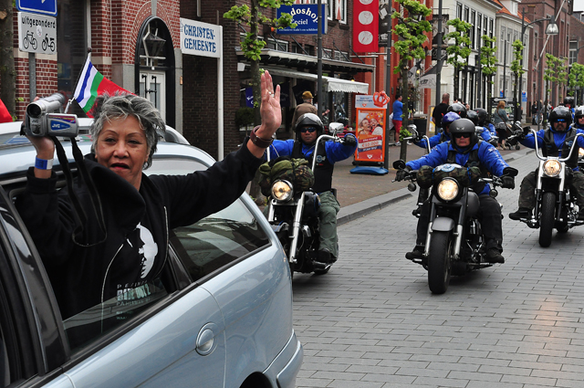 Politie inzet bij herdenking voormalig president Chris Soumokil van de Republiek der Zuid-Molukken (RMS) aan de Markt Waalwijk