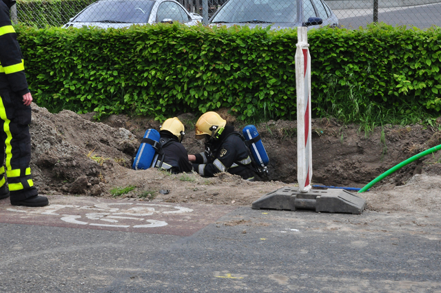 Weg tijdelijk afgesloten door gaslek aan de Kleiweg Waalwijk