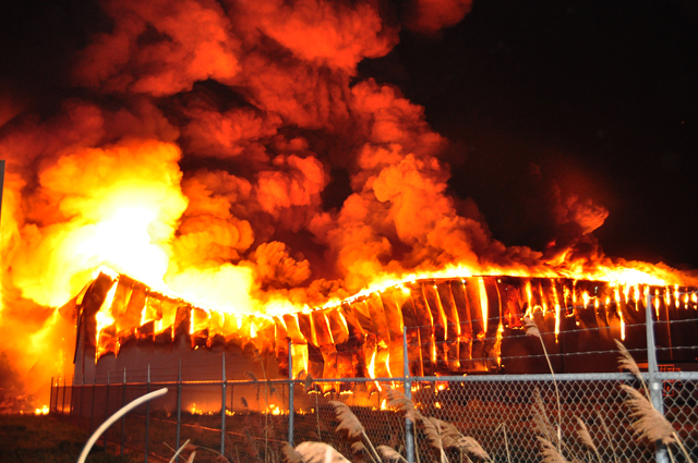 Zeer grote brand aan de Spuiweg Waalwijk