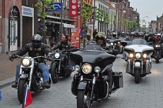 Politie inzet bij herdenking voormalig president Chris Soumokil van de Republiek der Zuid-Molukken (RMS) aan de Markt Waalwijk