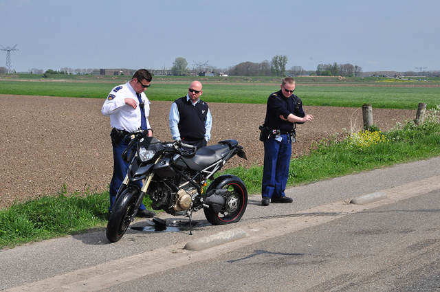Motorrijder gaat hard onderuit aan de Weteringweg Waalwijk