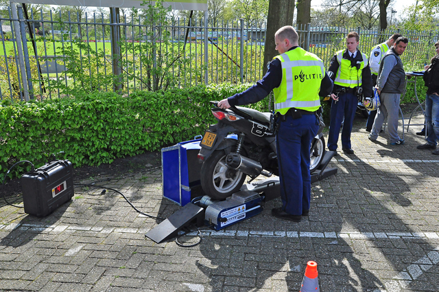 Brom- en snorfiets controle aan de Akkerlaan Waalwijk
