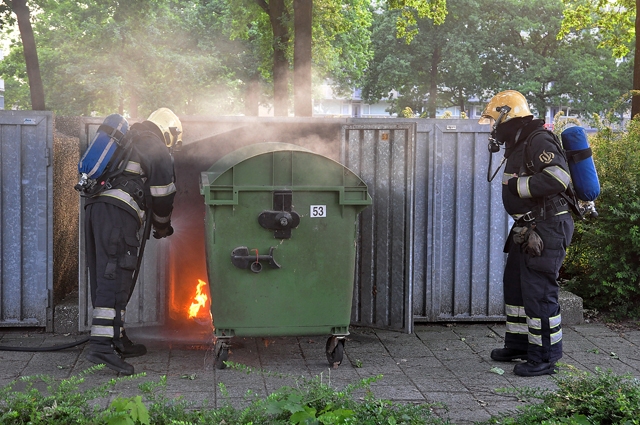 Container met huisafval in brand aan het Distelplein Waalwijk