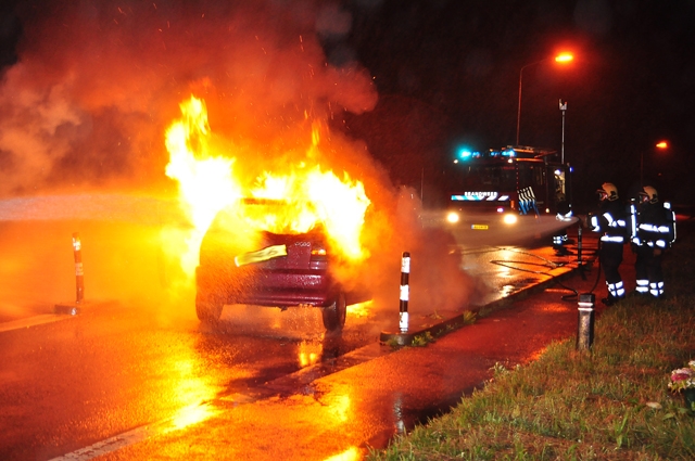 UPDATE: Auto’s vliegen in brand na aanrijding aan de Winterdijk Waalwijk