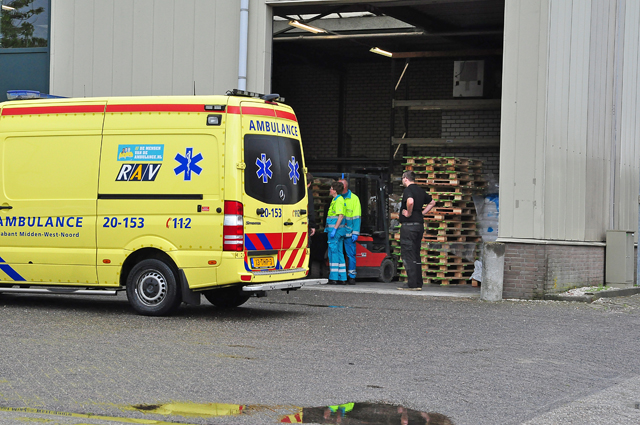 Man gewond door ongeval met heftruck aan de Vijzelweg Waalwijk