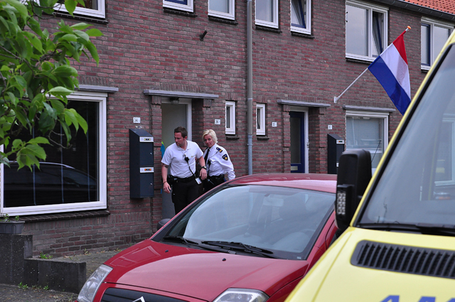 Politie breekt deur open van woning aan de Mr. Luybenstraat Waalwijk