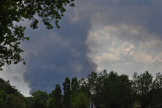 Rook te zien in Waalwijk door brand in Tilburg