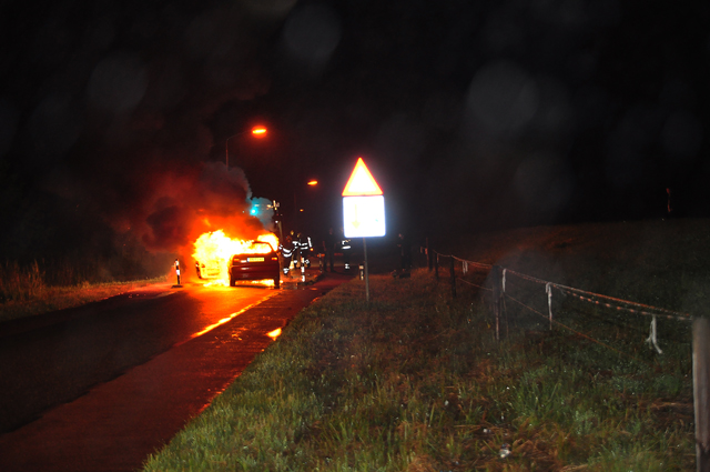 UPDATE: Auto's vliegen in brand na aanrijding aan de Winterdijk Waalwijk