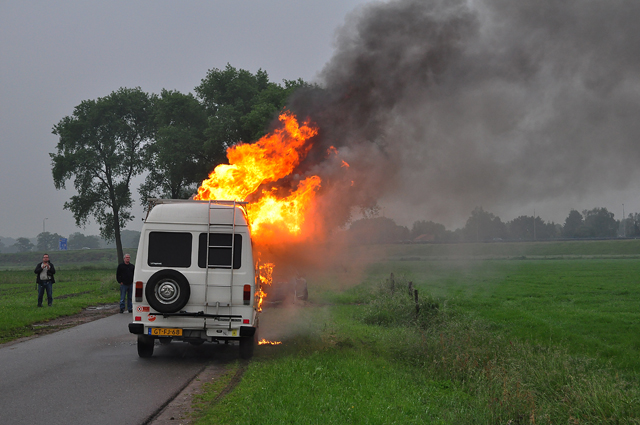 Felle brand verwoest 33 jaar oude camper aan de Overstortweg Waalwijk