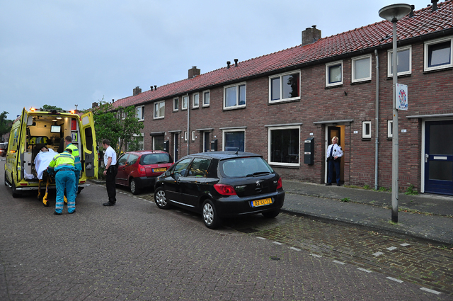 Politie breekt deur open van woning aan de Mr. Luybenstraat Waalwijk