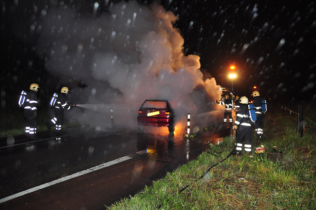 UPDATE: Auto's vliegen in brand na aanrijding aan de Winterdijk Waalwijk