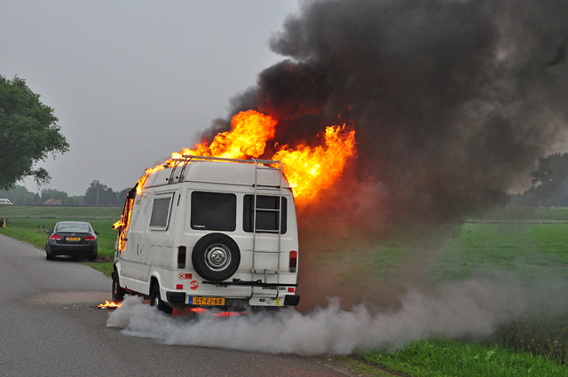 Felle brand verwoest 33 jaar oude camper aan de Overstortweg Waalwijk