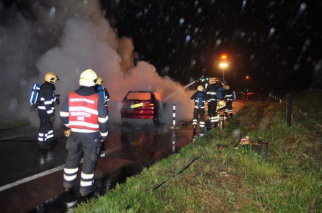 UPDATE: Auto's vliegen in brand na aanrijding aan de Winterdijk Waalwijk