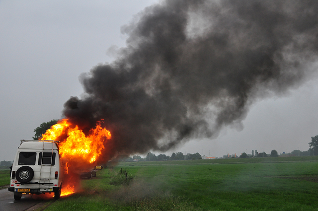 Felle brand verwoest 33 jaar oude camper aan de Overstortweg Waalwijk