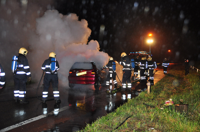 UPDATE: Auto's vliegen in brand na aanrijding aan de Winterdijk Waalwijk