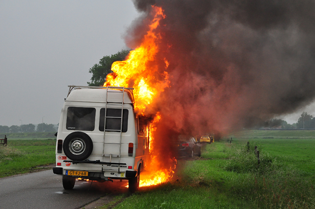 Felle brand verwoest 33 jaar oude camper aan de Overstortweg Waalwijk