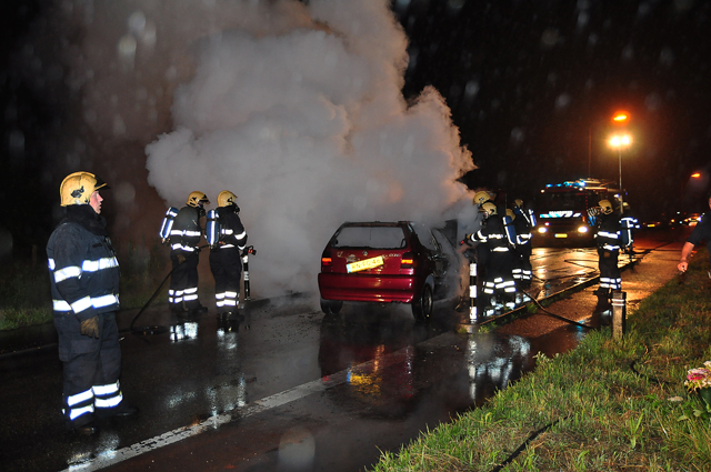 UPDATE: Auto's vliegen in brand na aanrijding aan de Winterdijk Waalwijk