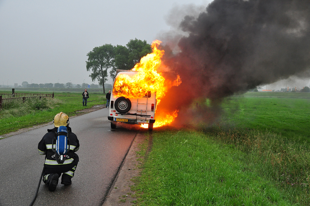 Felle brand verwoest 33 jaar oude camper aan de Overstortweg Waalwijk