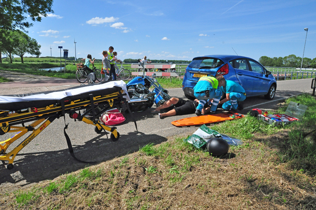 Ongeval tussen auto en motor aan de Valkenvoortweg Waalwijk