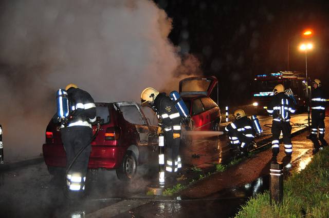 UPDATE: Auto's vliegen in brand na aanrijding aan de Winterdijk Waalwijk