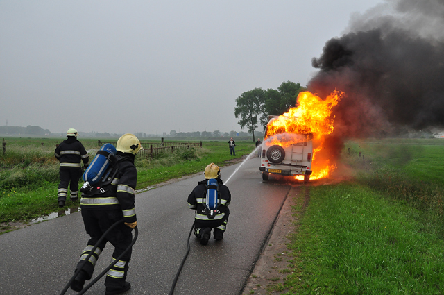 Felle brand verwoest 33 jaar oude camper aan de Overstortweg Waalwijk