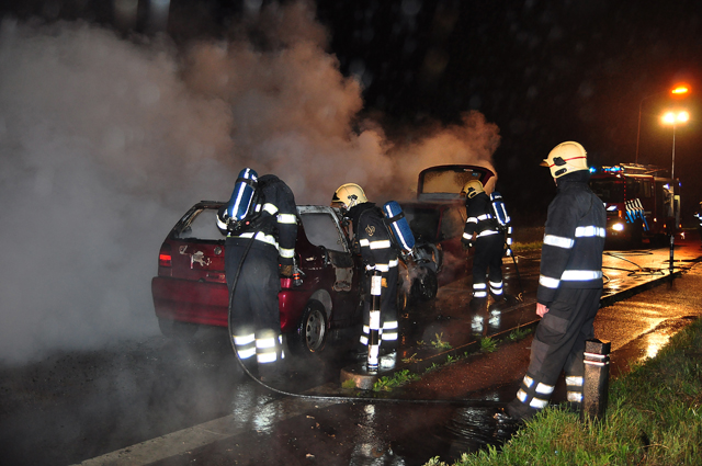 UPDATE: Auto's vliegen in brand na aanrijding aan de Winterdijk Waalwijk