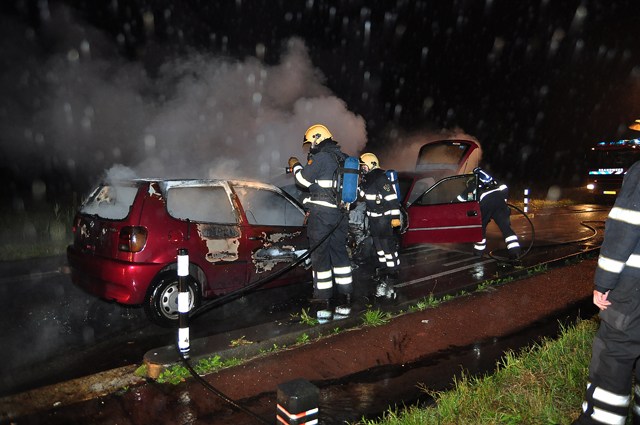 UPDATE: Auto's vliegen in brand na aanrijding aan de Winterdijk Waalwijk