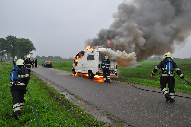 Felle brand verwoest 33 jaar oude camper aan de Overstortweg Waalwijk