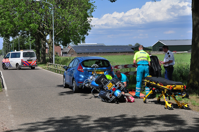 Ongeval tussen auto en motor aan de Valkenvoortweg Waalwijk