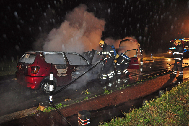 UPDATE: Auto's vliegen in brand na aanrijding aan de Winterdijk Waalwijk