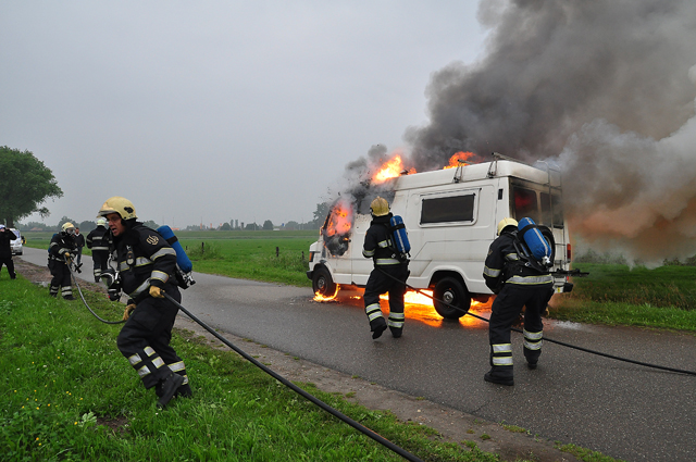 Felle brand verwoest 33 jaar oude camper aan de Overstortweg Waalwijk