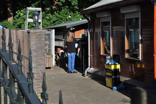 UPDATE: Arrestatieteam doet inval in woning aan de Meerdijk Waalwijk