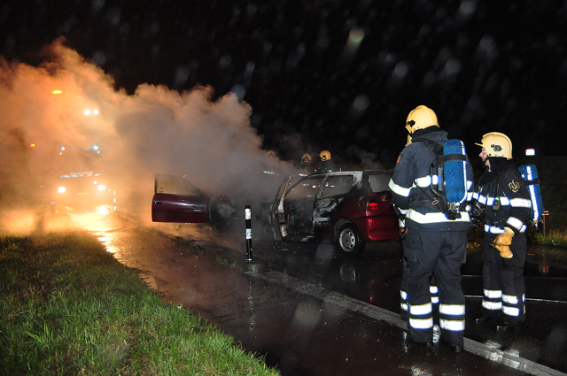 UPDATE: Auto's vliegen in brand na aanrijding aan de Winterdijk Waalwijk