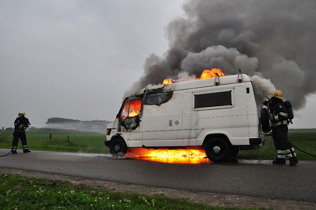 Felle brand verwoest 33 jaar oude camper aan de Overstortweg Waalwijk